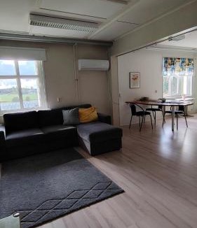 Kankaanpaa Apartment | Tilava asunto vanhalla koululla
