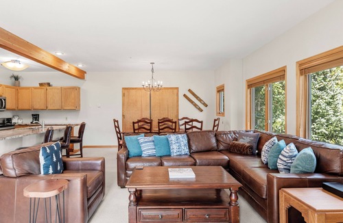 Four O'Clock House | Top Floor, Across from Lift/Hiking, Walk to Town.