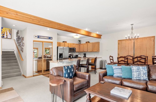 Four O'Clock House | Top Floor, Across from Lift/Hiking, Walk to Town.