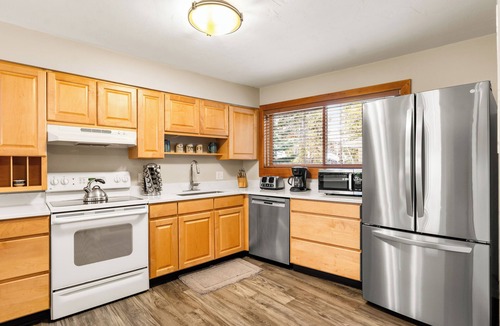 Four O'Clock Condo | Top Floor and Spacious, One block to Everything!