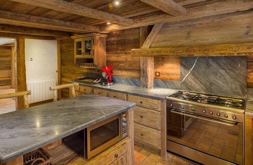 Le Raffort Ski Chalet | Traditional chalet with jacuzzi, sauna and pets allowed
