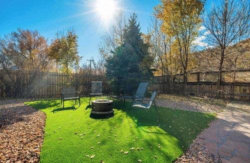 Pleasant Valley House | Trailbend Crossing! Hot Tub near Garden of the Gods