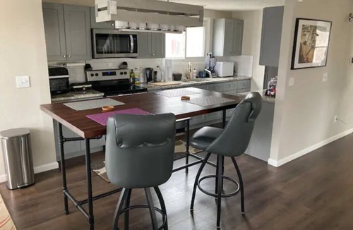 West Central Westminster House | Tranquil & Entertaining Family Retreat. Sleeps 8. Stunning Yard with new hot tub