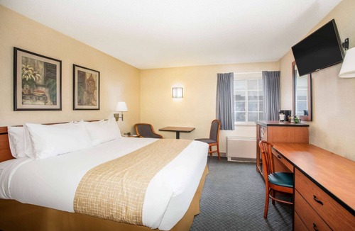 Cimarron Hills Hotel | Travelodge by Wyndham Colorado Springs Airport/Peterson AFB