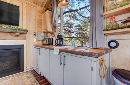 Larkspur Cabin | Treehouse Mountain Views Unique Ranch Experience