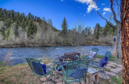 San Juan River Village House | Tubing Promo! Riverfront Fire Pit, Gas Stove, Near Skiing, Hot Springs, & Hiking Adventures!