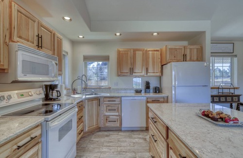 Lake Hatcher Park House | Tubing Promo! Stunning Home, Hot Tub, Firepit, Ping Pong, Patio, Near Lake & Trails