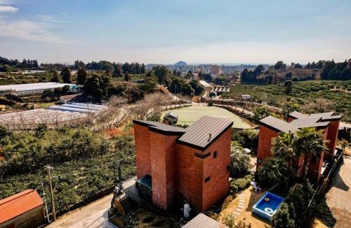 Seogwipo City House | 투워즈 Seogwipo central three story private villa, tangerine field cherry blossom and canola flower festival road in front of the house, large family accommodation, five minutes to Olle Market, near Jungmun Tourist Complex