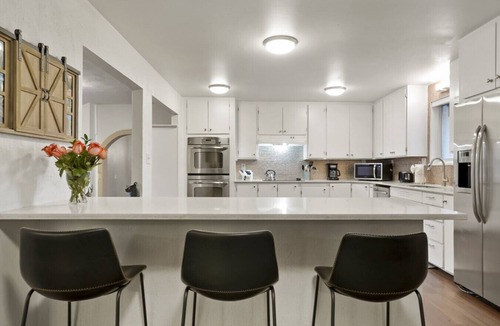 Berkley Apartment | Unforgettable Stay - HOT TUB & Fire Pit- 4 Miles DT