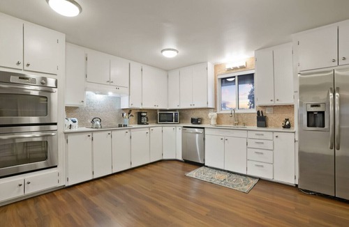 Berkley Apartment | Unforgettable Stay - HOT TUB & Fire Pit- 4 Miles DT