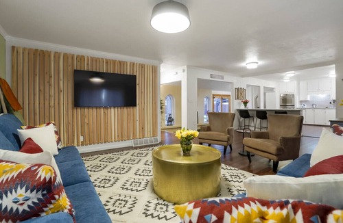 Berkley Apartment | Unforgettable Stay - HOT TUB & Fire Pit- 4 Miles DT