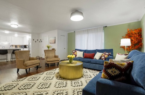 Berkley Apartment | Unforgettable Stay - HOT TUB & Fire Pit- 4 Miles DT