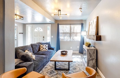 Green Mountain Falls House | Updated creekside cabin with WiFi, hot tub, & fireplace - near lake and town