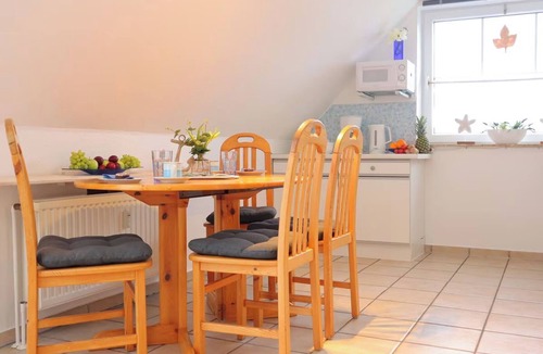 Neufeld Apartment | Vacation apartment "Nordseebrise" just a few minutes' walk from the dyke!