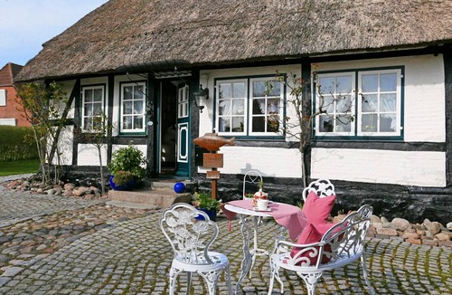 Ellenberg House | Vacation in the listed thatched-roof half-timbered house "Rikate" in Kappeln on the Schlei, high-quality and with a view of the Schlei in the home of the country doctor