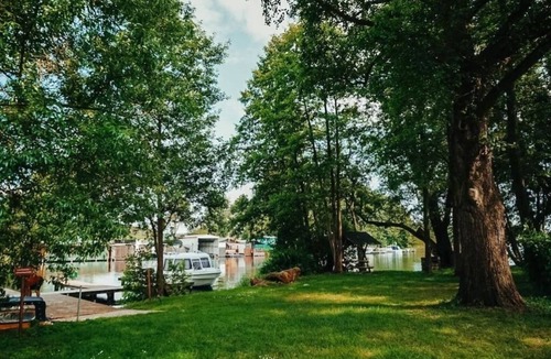 Priepert Apartment | Vacation room directly on the lake