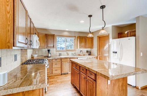 Minturn House | Vail Ski and Trout Haven, Riverfront, Hot Tub, Mountain Views. Minturn living.