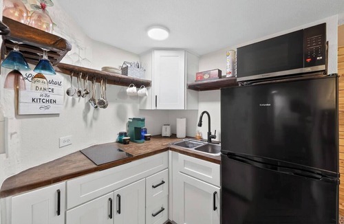 Greeley Apartment | Victorian Hideaway/12 Min Walk to UNC