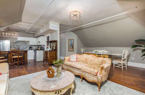 Westside North Apartment | ★ Views ★ Walk to Downtown ★ Lux King Bed ★ WIFI ★