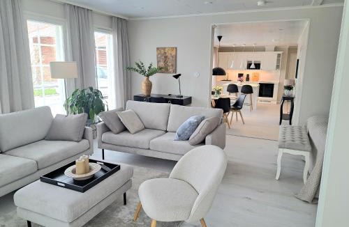 Kokkola Villa | Villa Alicia, oma 85 m2 talo, latausasema, ilmastointi
