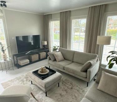 Kokkola Villa | Villa Alicia, oma 85 m2 talo, latausasema, ilmastointi