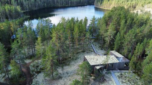 Utajarvi Villa | Villa Jäkälä - An architectural wooden villa by the lake