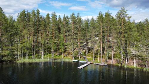 Utajarvi Villa | Villa Jäkälä - An architectural wooden villa by the lake