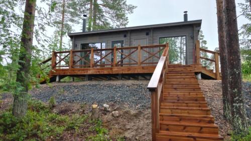 Taivalkoski Ski Chalet | Villa Salme lemmikkiystävällinen mökki Taivalkoskella Jokijärven rannalla