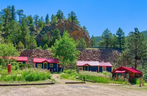 Lyons Cabin | Vintage Riverside Cabin — Spacious Family Stay