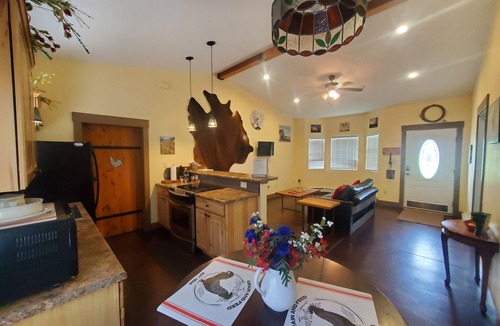 Grand Junction House | Visit Tres Chivos Farmhouse warm and cozy, Kids and pet friendly too!