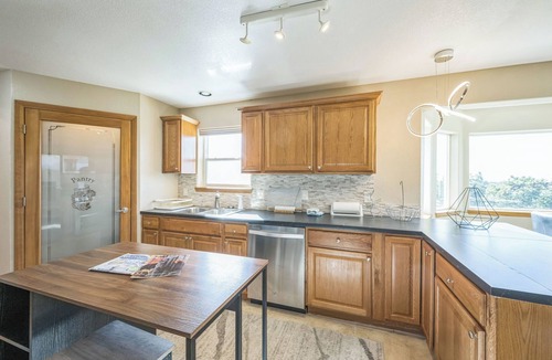 Castle Pines House | Vista 5BR/4BA Sleep9 Accessible CamperParkShopGolf