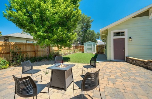 Monument House | Vista Montana! Downtown w Fire Pit, Sauna & BBQ