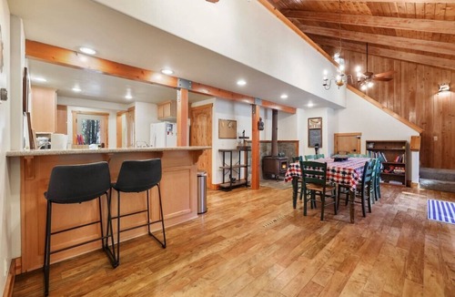 Chamberlands House | Walk to Beach Family Cabin | BBQ | Hammocks