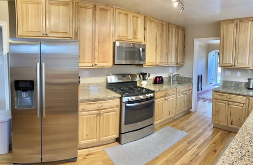 Golden House | Walk to Clear Creek, Mines, and downtown Golden — fully renovated 1930s bungalow