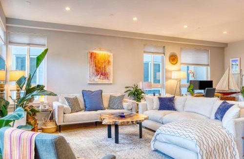 West Colfax House | Walk to Empower Field: Townhome w/Hot Tub!