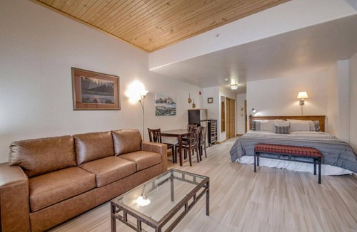 Mountain House Apartment | Walk to Keystone Lifts! Cozy Studio w/Mountain Views, Pool & Hot Tub