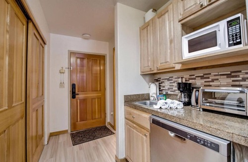 Mountain House Apartment | Walk to Keystone Lifts! Cozy Studio w/Mountain Views, Pool & Hot Tub