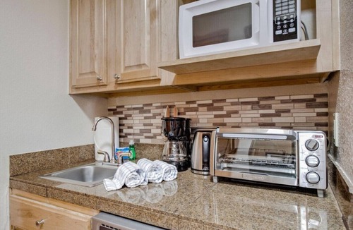 Mountain House Apartment | Walk to Keystone Lifts! Cozy Studio w/Mountain Views, Pool & Hot Tub