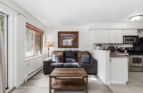 Four O'Clock Condo | Walk to Lifts & Main St | Pet-Friendly Cozy 1BR Retreat
