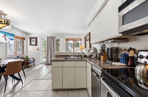 Four O'Clock Condo | Walk to Lifts & Main St | Pet-Friendly Cozy 1BR Retreat