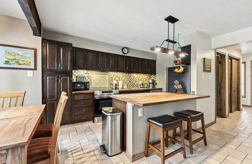 Warrior's Mark Condo | Walk to Main St | Pool & Hot Tub