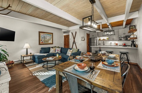 Warrior's Mark Condo | Walk to Ski Lift, Town, & Hikes. Pool & Four Hot Tubs, Mtn Modern, Free Parking!