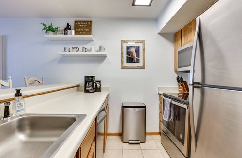 Frisco Condo | Walkable Frisco Condo: Mtn Views & Shared Hot Tub!
