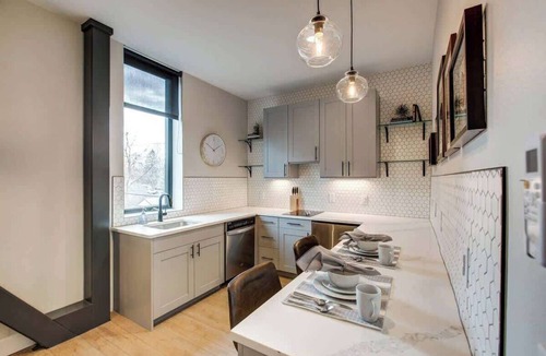Berkeley Apartment | Walkable Urban Tennyson St Apt | Steps to Eats