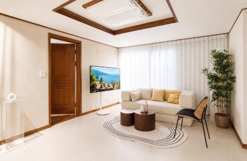 Wangsimnidoseon-dong Apartment | Wangsimni Station 3 Min Walk Line 2 Near Seongsu Hanyang Univ 3BR Sleeps 8