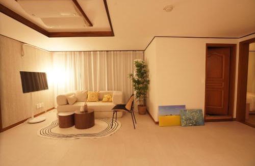 Wangsimnidoseon-dong Apartment | Wangsimni Station 3 Min Walk Line 2 Near Seongsu Hanyang Univ 3BR Sleeps 8