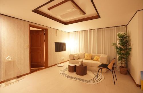 Wangsimnidoseon-dong Apartment | Wangsimni Station 3 Min Walk Line 2 Near Seongsu Hanyang Univ 3BR Sleeps 8