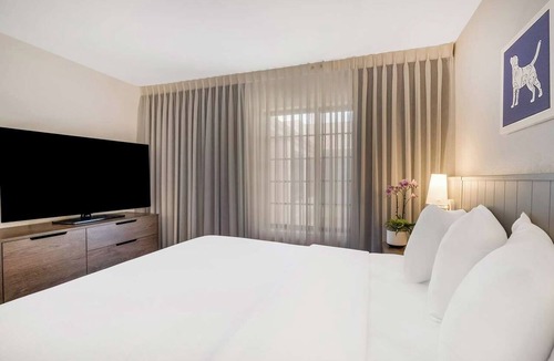 Acres Green Hotel | Welcoming Suite Perfect for Family Near Park Meadows | Free Breakfast