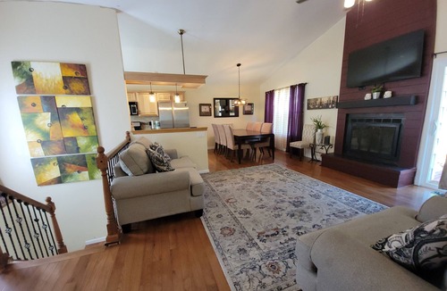 West Westminster House | Westy Escape 2 Living Rooms, 2 Primary Bedrooms, Bar, BBQ, FirePit, Patio