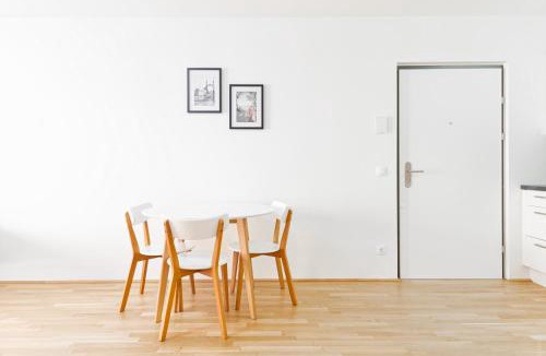 Simmering Apartment | Whats-App Self-Check-IN - 1BR Apartment, near airport,15 min to Center